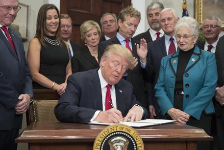 US President Donald J. Trump signs an executive order on healthcare © EPA