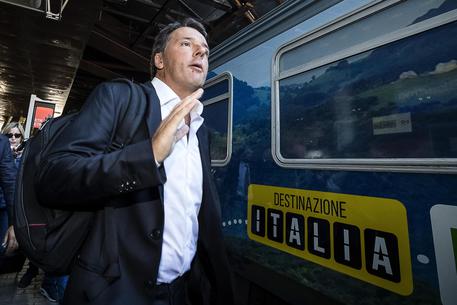 Il segretario del Pd Matteo Renzi alla partenza del treno del Pd 'Destinazione Italia' © ANSA