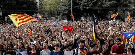 Studenti catalani in piazza contro la 'violenza' della polizia © EPA