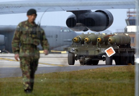 L'armamento di un bombardiere strategico B-52 © EPA