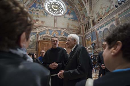 Il presidente della Repubblica Sergio Mattarella alla Basilica superiore di Assisi /foto Quirinale © ANSA