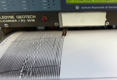 Un vecchio sismografo nella sala sismica dell' Istituto Nazionale di Geofisica e Vulcanologia a Roma © ANSA