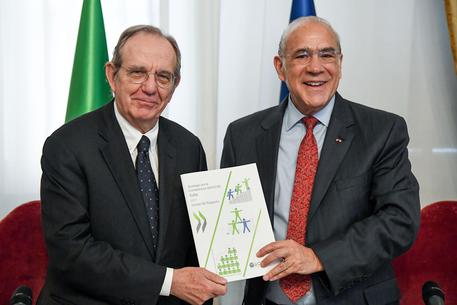 Il ministro  dell'Economia, Pier Carlo Padoan (S) e il segretario dell'Ocse, Angel Gurria © ANSA