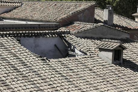 Il tetto crollato del liceo Virgilio di Roma © ANSA