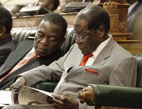 Robert Mugabe e  Emmerson Mnangagwa © EPA