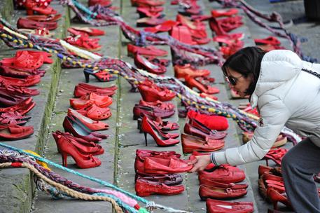 Scarpe rosse esposte in piazza SS. Annunziata in occasione dell'iniziativa 'Scarpe rosse, trecce e solidarieta' per dire no alla violenza sulle donne, Firenze, 8 marzo 2014 © ANSA