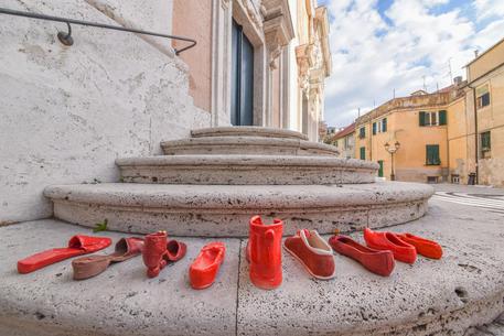 Le scarpette rosse realizzate dagli artisti ceramisti delle Albissole (Albissola Marina e Albisola Superiore), flashmob per dire no alla violenza sulle donne in tutta italia (foto di archivio) © ANSA