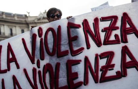Una manifestazione contro la violenza sulle donne © ANSA