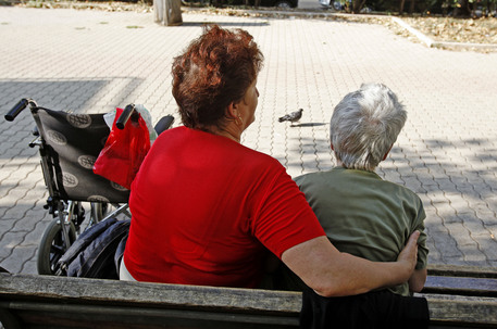 Una badante con una donna anziana in un parco © ANSA