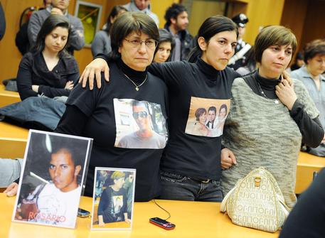 I parenti delle vittime del rogo alla Thyssenkrupp in tribunalein una foto d'archivio del 2013 © ANSA
