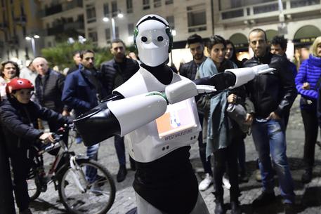 Robot per le vie di Milano per pubblicizzare il Festivalfuturo (foto archivio) © ANSA