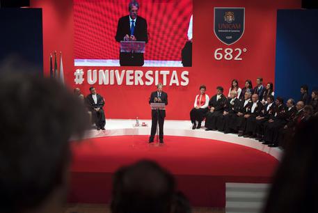 Il premier Paolo Gentiloni all'inaugurazione dell'Anno accademico dell'Università di Camerino ANSA / Tiberio Barchielli © ANSA
