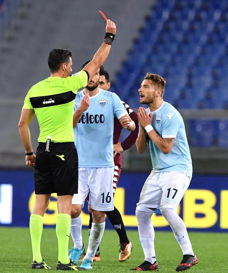 L'arbitro Giacomelli mostra il cartellino rosso a Ciro Immobile durante Lazio-Torino © ANSA