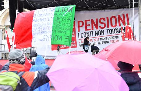 Pensioni: neve non ferma protesta Cgil, in migliaia a Torino © ANSA