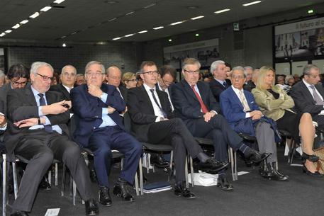 Pier Luigi Boschi (quarto da sinistra) durante l' Assemblea ordinaria di Banca Etruria del 4 maggio  2014 © ANSA