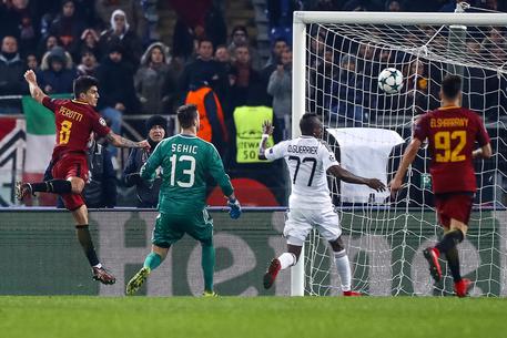Roma-Qarabag 1-0: al 53' conclusione di Dzeko da distanza ravvicinata, sul rimpallo svetta e insacca di testa Perotti. © ANSA