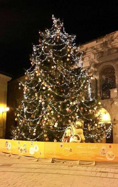 Albero Di Natale Della Thun.Acceso A Norcia Albero Dei Desideri Umbria Ansa It