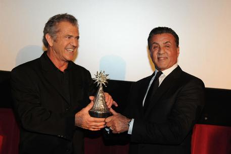 Sylvester Stallone premia Mel Gibson a Los Angeles- Italia © ANSA
