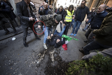 Un manifestante con il  pugno di ferro © ANSA