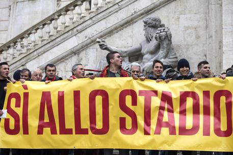 Tifosi della Roma manifestano in Campidoglio © ANSA