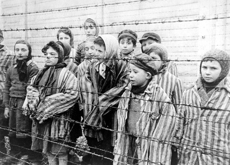 Fotogramma dal video sovietico sulla liberazione del campo di concentramento di Auschwitz (fonte: United States Holocaust Memorial Museum, Belarussian State Archive of Documentary Film and Photography) © Ansa