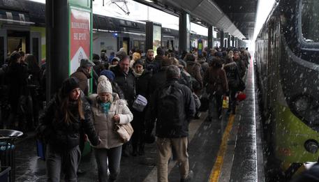 Pendolari in attesa di prendere un treno a Milano, in una foto d'archivio © ANSA
