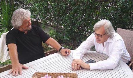 Una foto postata il primo agosto da Vittorio Sgarbi sul suo profilo Facebook con Grillo a Finale Ligure © ANSA