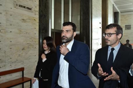 Il deputato nazionale del M5S Riccardo Nuti accompagnato dal suo legale in procura a Palermo nel 2016 © ANSA 