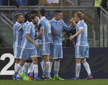 I giocatori della Lazio esultano dopo il primo gol © ANSA