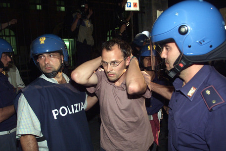 Un giovane militante del Genoa Social Forum fermato la notte fra 21 e 22 luglio 2001 © ANSA 