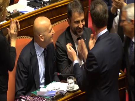 Un fermo immagine tratto da un video di Alanews mostra Augusto Minzolini applaudito nell'aula del Senato dopo il voto contro la sua decadenza © ANSA