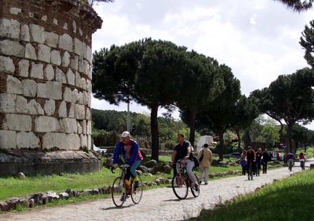 In bici sulla via Appia © ANSA