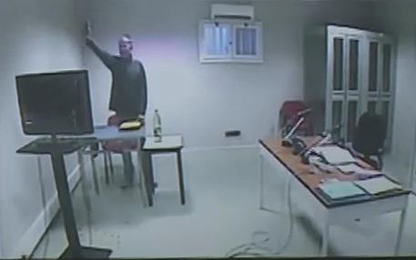 Un frame da un video di Rai News 24 che mostra Massimo Carminati, in collegamento da Parma, che fa  il saluto romano (archivio) © ANSA