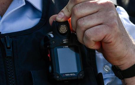 Un modello di bodycam in dotazione alle forze dell'ordine © EPA