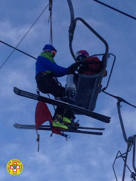 Tromba d'aria Cuneese, soccorsi sciatori su seggiovia © ANSA