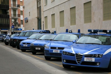 Cagliari questura auto polizia © ANSA