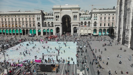 'Pagina bianca', simbolo in piazza Duomo © ANSA