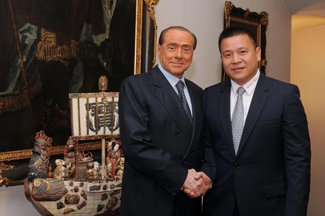 Li Yonghong e Silvio Berlusconi © ANSA