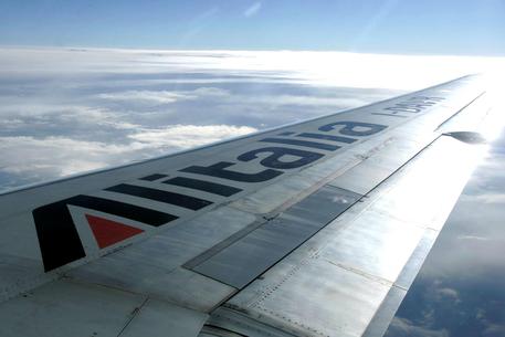 Un aereo Alitalia in volo, archivio © ANSA