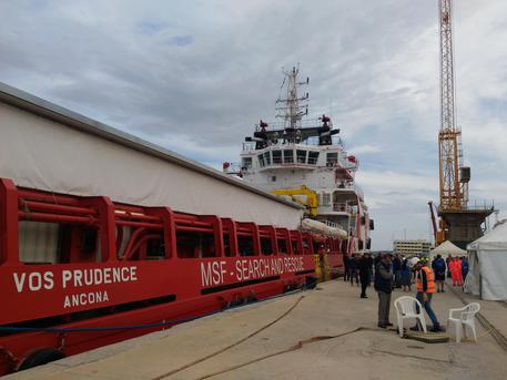 La nave Vos Prudence arrivata nel porto di Gioia Tauro con 649 migranti a bordo © ANSA