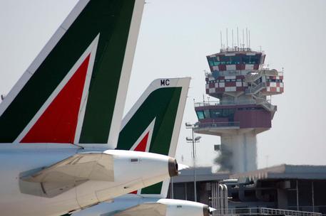 Due aerei Alitalia a Fiumicino, archvio © ANSA