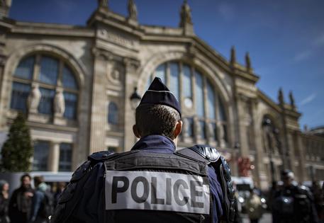 Poliziotto alla Gare du Nord, foto d'archivio © ANSA 