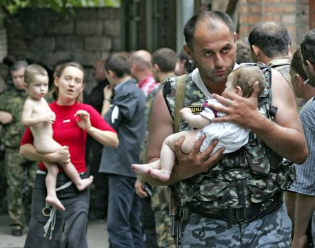 L'assedio nella scuola di Beslan nel 2004 © ANSA