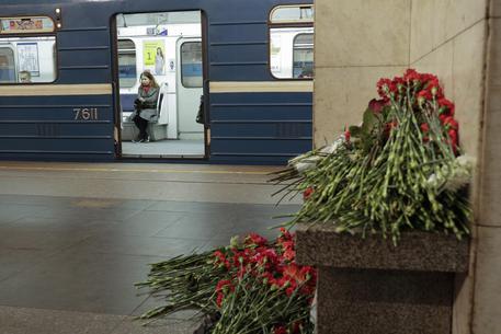 Fiori in ricordo della vittime nella stazione della strage © AP