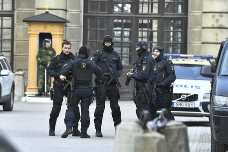Un'immagine dei controlli della polizia svedese dopo l'attentato a Stoccolma © EPA
