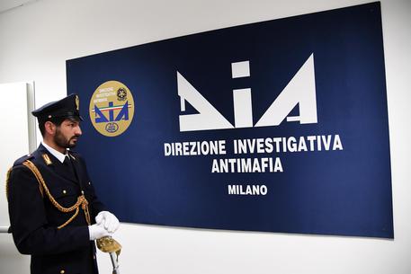 Un agente della Polizia di Stato davanti all'ingresso della nuova sede del Centro Operativo della  Direzione Investigativa Antimafia di Milano © ANSA