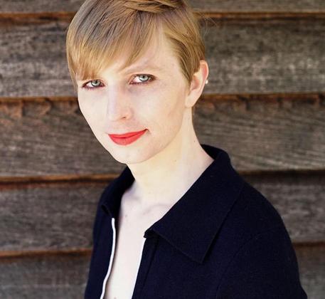 La foto postata da Chelsea Manning, la talpa di WikiLeaks, dopo la liberazione © EPA