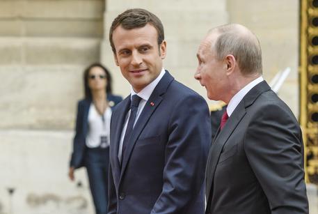 Putin e Macron a Versailles © EPA