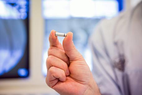 Nella foto il piu' piccolo pacemaker del mondo © ANSA 