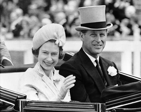 Il Principe Filippo accanto alla regina Elisabetta © AP